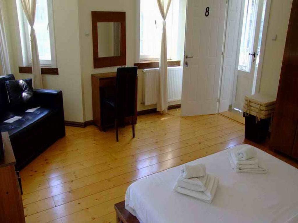 Zweibettzimmer mit Küchenzeile